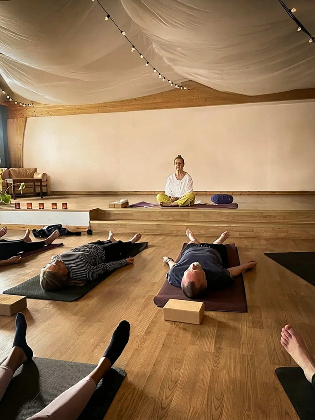 Yoga i den vackra träkyrkan i Tungelsta